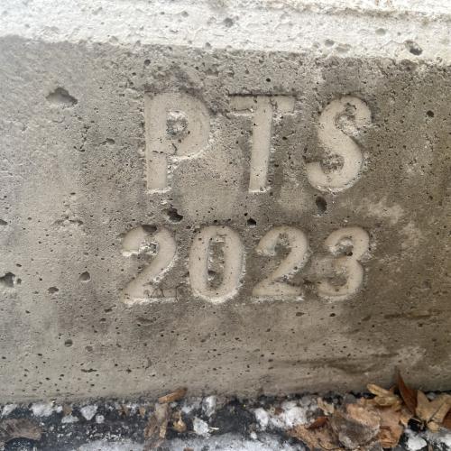 Betonblock mit der Aufschrift: PTS 2023