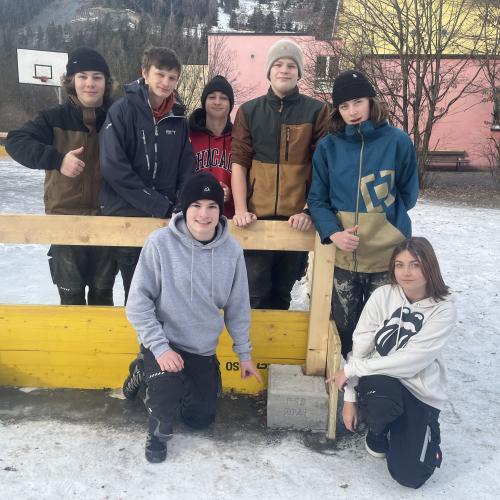 Gruppenfoto mit der Befestigung für den Eislaufplatz