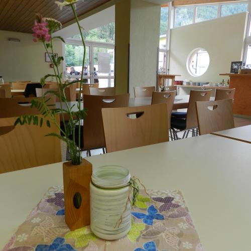 Gedeckte Tische - Holzvase mit Wiesenblumen
