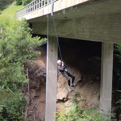 Ein Schüler hängt am Seil und wird von einer 35 m hohen Brücke abgeseilt