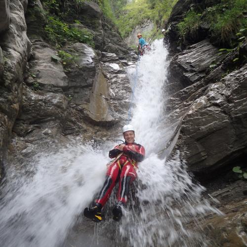 Ein Schüler rutscht eine lange Wasserrutsche herunter