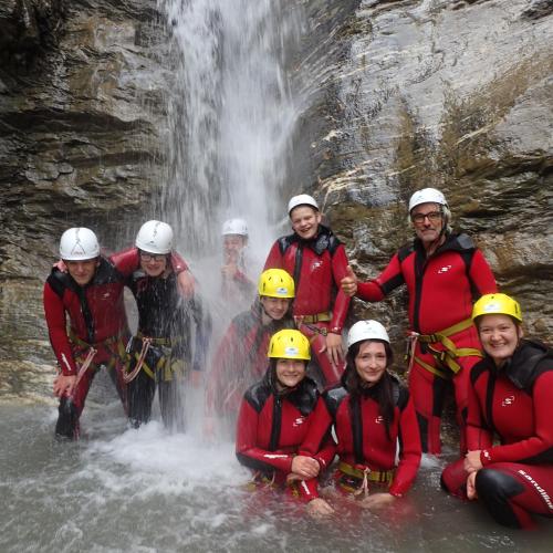 Gruppenfoto im Wasser vor dem Wasserfall