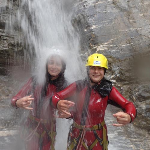 Die Lehrerin und eine Schülerin unter dem Wasserfall 