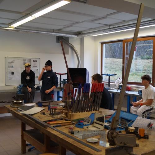 Schüler:innen, die in der Metallwerkstätte arbeiten