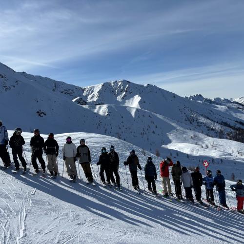 Gruppenfoto auf der Piste - Schüler:innen stehen untereinander