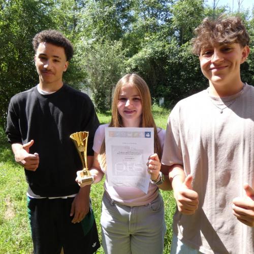 Drei Schüler mit Urkunde und Pokal des Bundeswettbewerb