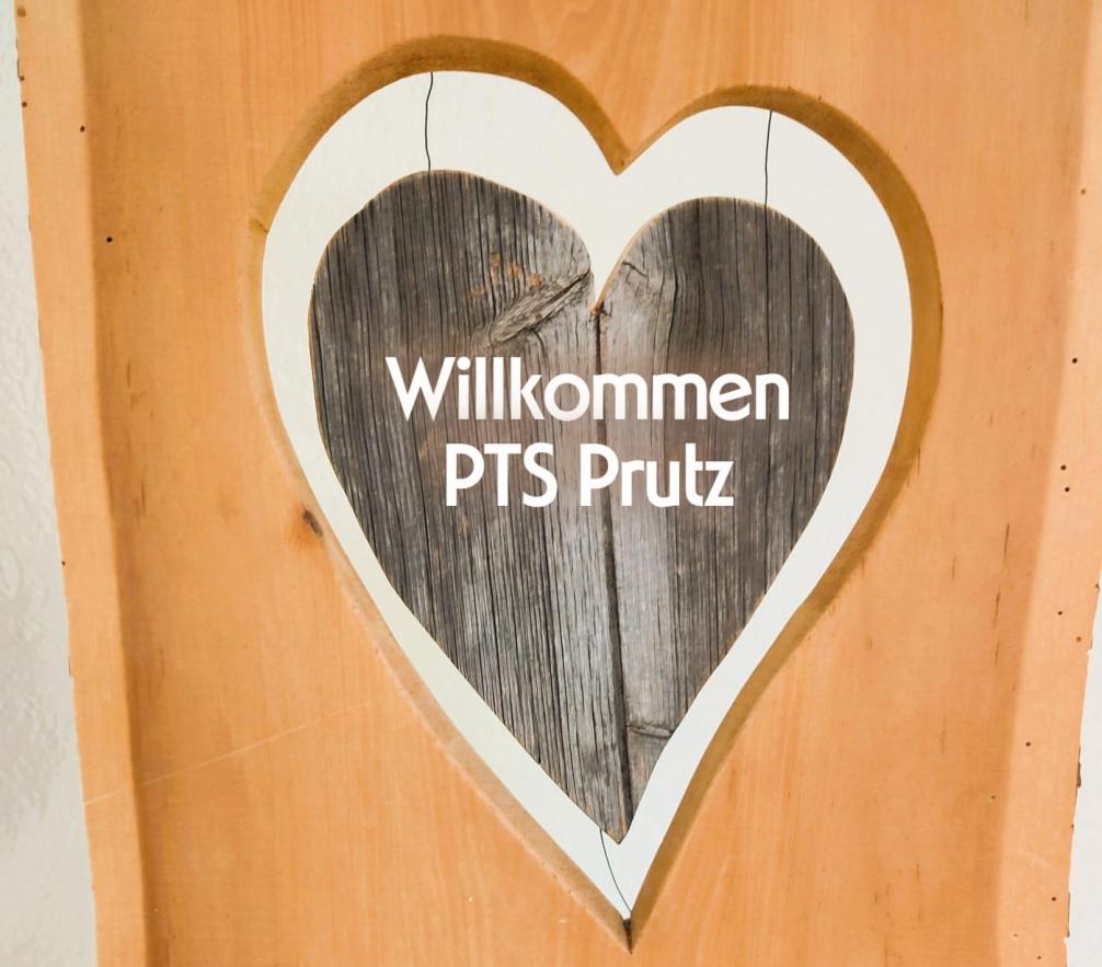 Urheber:in: Mark-Grünauer Holzbrett mit Herz und Willkommen PTS Prutz