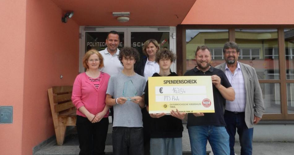 Zwei Schüler mit Direktorin und weitere Ehrengäste mit Scheck von 163,54€ für die Krebshilfe