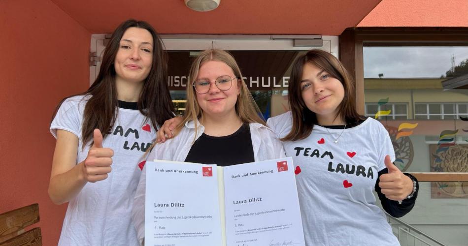 Gewinnerin mit ihren zwei Freundinnen