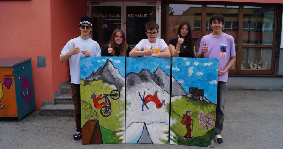 Schüler:innen mit ihren 3 bemalten Bildern für das Sonnenplateau