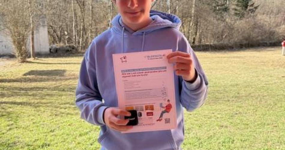 Schüler zeigt seine Urkunde der Talentastic-Challenge her