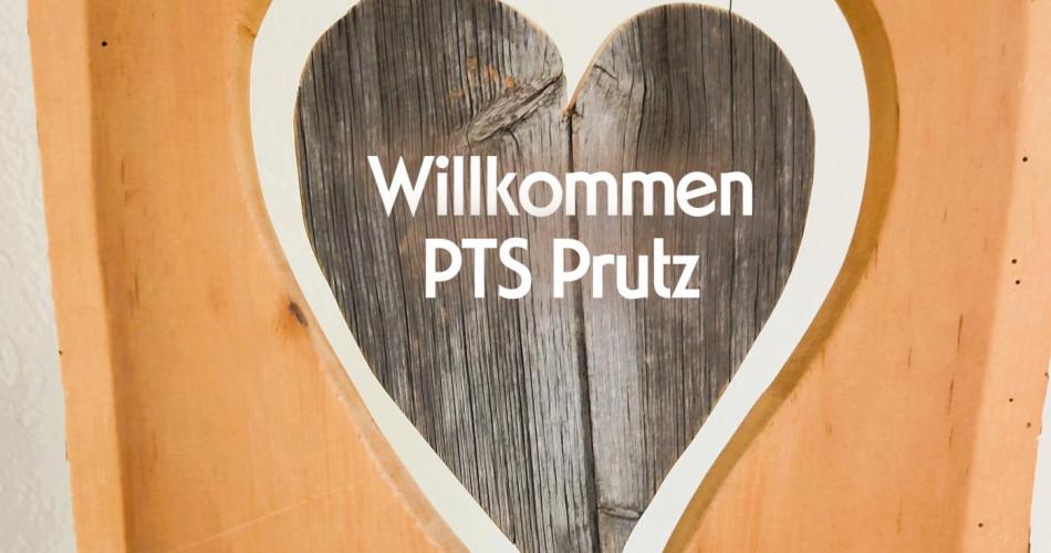 Holzbrett mit Herz und Willkommen PTS Prutz