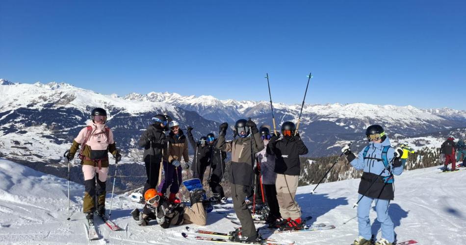 Gruppenfoto von Schüler:innen beim Schifahren in Fendels