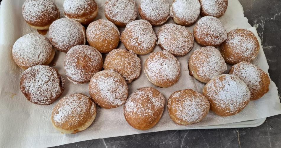 Platte mit selbstgemachten Faschingskrapfen